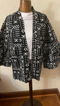 Load image into Gallery viewer, Short Black and White Flounce Sleeve Kimono
