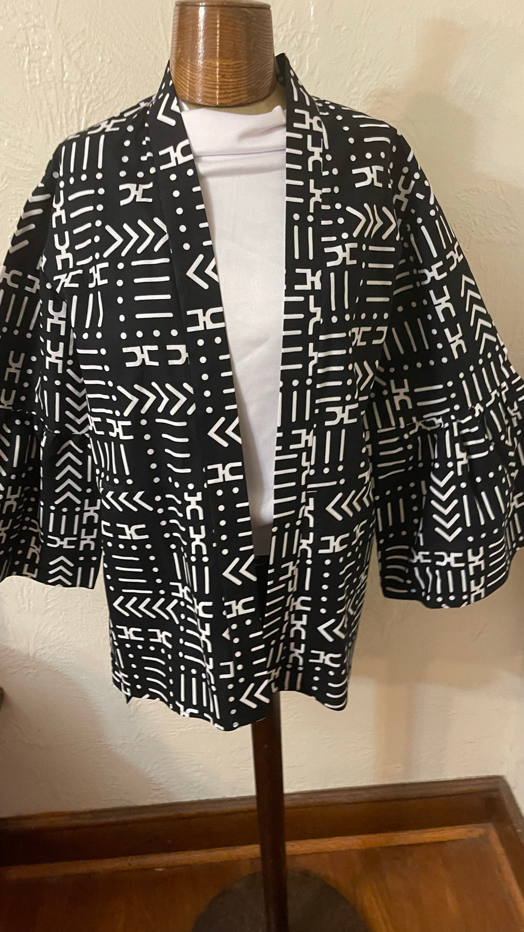 Short Black and White Flounce Sleeve Kimono